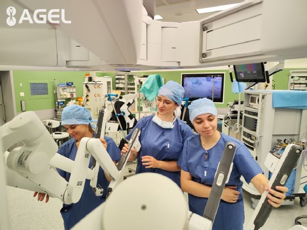 Tri študentky Lekárskej fakulty UPJŠ zažili zblízka roboticky asistovanú hysterektómiu