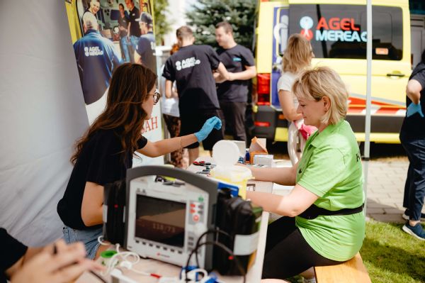 Študenti medicíny v teréne s profesionálnymi zdravotníkmi AGEL Merea